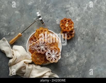 Flores de Carnaval (flores manchegas crocantes) - Spanische und skandinavische Cookies zu Weihnachten und Ostern Stockfoto