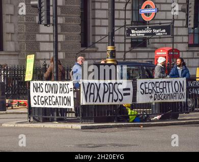 London, Großbritannien, 19. Oktober 2021. Protest gegen Impfpass auf dem Parliament Square. Stockfoto