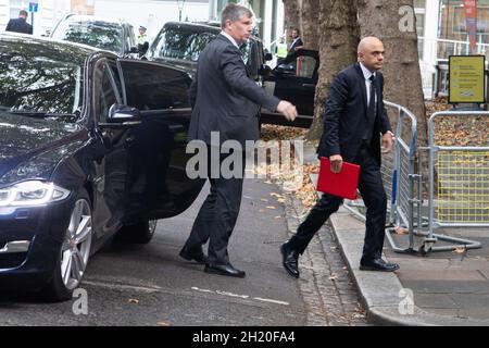 London, England, Großbritannien 19. Oktober 2021 Bankchefs und Regierungsminister nehmen am Global Investment Summit im Science Museum Teil. Der Staatssekretär für Gesundheit und Soziales, Sajid Javed, kommt an. Stockfoto