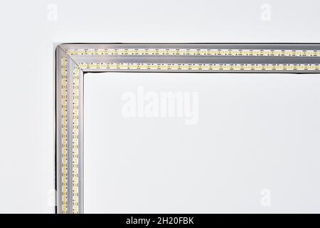 Strip LED-Lampe Beleuchtung mit quadratischem Aluminiumprofil an abgehängter Decke im Haus, Fragment, Nahaufnahme. Haus Renovierung Konzept und Umbau. Energie Stockfoto