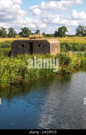 Zwei Pranger, die den Fluss Cam bewachen, ein Stausendeich und eine nahegelegene Moorpumpstation nördlich von Upware Cambridgeshire, Großbritannien Stockfoto