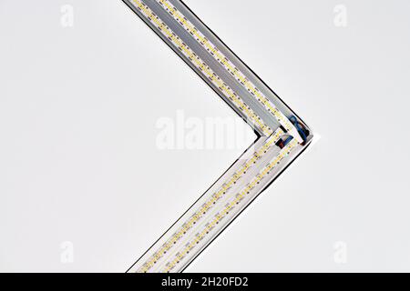 Strip LED-Lampe Beleuchtung mit quadratischem Aluminiumprofil an abgehängter Decke im Haus, Fragment, Nahaufnahme. Haus Renovierung Konzept und Umbau. Energie Stockfoto