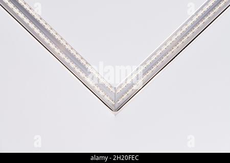 Strip LED-Lampe Beleuchtung mit quadratischem Aluminiumprofil an abgehängter Decke im Haus, Fragment, Nahaufnahme. Haus Renovierung Konzept und Umbau. Energie Stockfoto