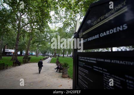 Berkeley Square Gardens London mit Stadtarbeitern, die Einrichtungen nutzen Stockfoto
