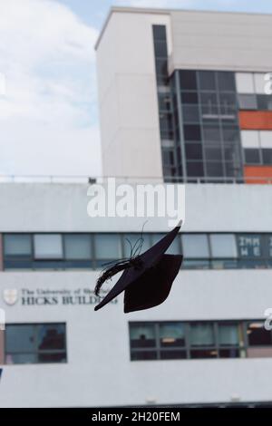 Absolvent, der vor dem Hicks Building, University of Sheffield, einen Hut aus dem Leichenbrett wirft Stockfoto