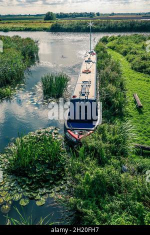 Narrowboat liegt in einem abgelegenen Teil des Great Ouse River in der Nähe von Ely Cambridgeshire England Stockfoto