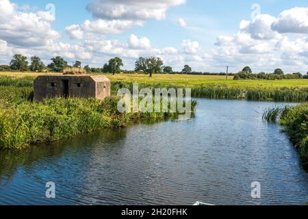 Zwei Pranger aus dem Weltkrieg, die den River Cam bewachen, ein Stausendeich und eine nahegelegene Moorpumpstation nördlich von Upware Cambridgeshire England Stockfoto