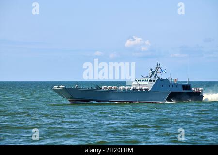 Großes, modernes graues Kriegsschiff, das in noch blauem Meerwasser segelt. Landungsschiff-Versorgungsunternehmen LCU transportiert Landekräfte von der See zur Küste. Globale Kommunikation, Stockfoto