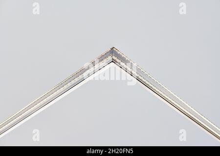 Strip LED-Lampe Beleuchtung mit quadratischem Aluminiumprofil an abgehängter Decke im Haus, Fragment, Nahaufnahme. Haus Renovierung Konzept und Umbau. Energie Stockfoto