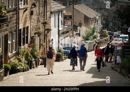 Main Street, Haworth, West Yorkshire, Großbritannien. Ein beliebter Touristenort und die Heimat der Bronte Sisters. Stockfoto