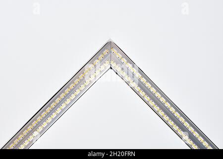 Strip LED-Lampe Beleuchtung mit quadratischem Aluminiumprofil an abgehängter Decke im Haus, Fragment, Nahaufnahme. Haus Renovierung Konzept und Umbau. Energie Stockfoto