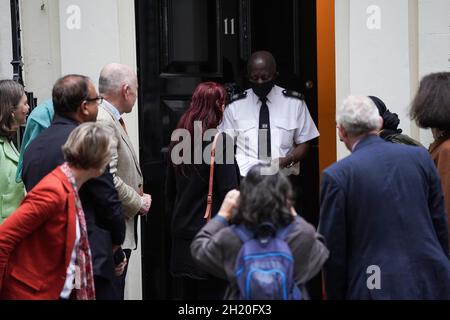 Abgeordnete kommen zusammen mit Mitarbeitern von gepflegten Kindergärten, um eine Petition an den Schatzkanzler Rishi Sunak in der Downing Street, London, zu überreichen, in der er aufgefordert wird, „dringend Maßnahmen zu ergreifen“, um die Finanzierung von Kindergärten in England zu erhöhen. Die Petition wurde von 2,000 Schulleitern, Mitarbeitern und Pädagogen aus fast allen gepflegten Kindergärten des Landes unterzeichnet. Bilddatum: Dienstag, 19. Oktober 2021. Stockfoto