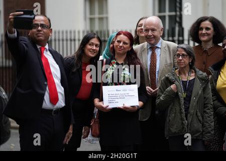 Abgeordnete kommen zusammen mit Mitarbeitern von gepflegten Kindergärten, um eine Petition an den Schatzkanzler Rishi Sunak in der Downing Street, London, zu überreichen, in der er aufgefordert wird, „dringend Maßnahmen zu ergreifen“, um die Finanzierung von Kindergärten in England zu erhöhen. Die Petition wurde von 2,000 Schulleitern, Mitarbeitern und Pädagogen aus fast allen gepflegten Kindergärten des Landes unterzeichnet. Bilddatum: Dienstag, 19. Oktober 2021. Stockfoto