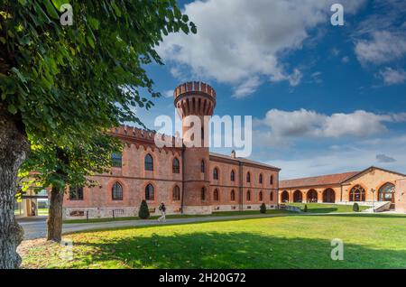 Pollenzo, Bra, Piemont, Italien - 12. Oktober 2021: Gebäude und Park der Universität für gastronomische Wissenschaften im alten Schloss von König Vittorio Stockfoto