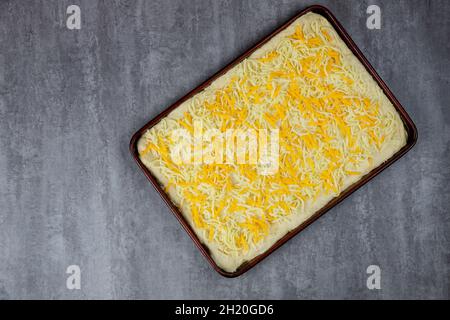 Pizza mit vier Käsesorten oder Käsebrot in Metallic-Pfanne. Stockfoto