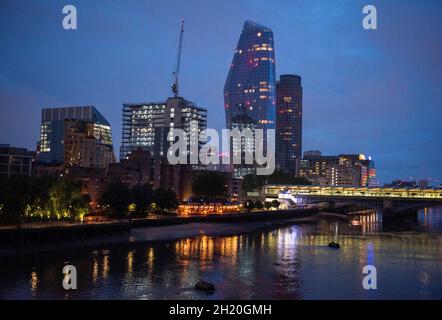 Regnerischer Sonnenaufgang auf der Themse mit Blick auf den Finanzdistrikt, London, England, Großbritannien Stockfoto