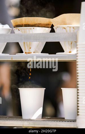 Zubereitung von Tassen Tropfkaffee auf dem Ferry Plaza Farmers Market in San Francisco, CA Stockfoto