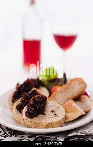 Gehackte Hühnerroulade, gefüllt mit Lebermarmelade und roter Zwiebelmarmelade. pâté Stockfoto