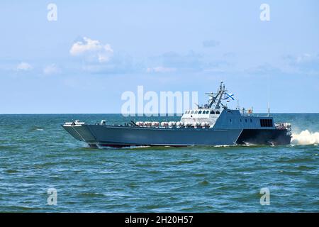 Großes, modernes graues Kriegsschiff, das in noch blauem Meerwasser segelt. Landungsschiff-Versorgungsunternehmen LCU transportiert Landekräfte von der See zur Küste. Globale Kommunikation, Stockfoto