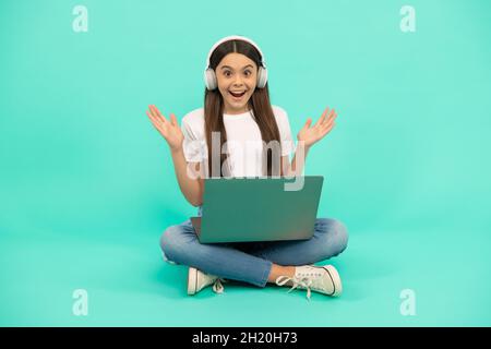 Überrascht Mädchen online kaufen. Zurück zur Schule. Teen Influencer Blogging. Webinar in schnurlosen Headset Stockfoto