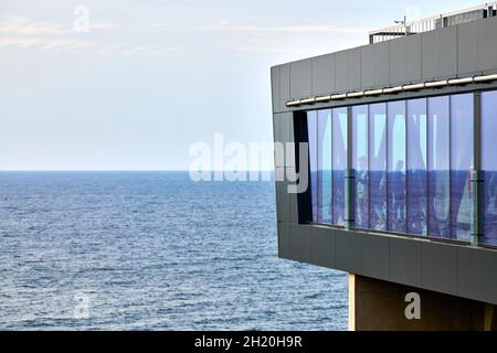 Aussichtsplattform mit Aufzug, Ostseehintergrund. Aussichtsplattform für den Tourismus, Panoramablick auf das Meer in Svetlogorsk Stadt. Aufzug zum Meer Prom Stockfoto