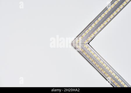 Strip LED-Lampe Beleuchtung mit quadratischem Aluminiumprofil an abgehängter Decke im Haus, Fragment, Nahaufnahme. Haus Renovierung Konzept und Umbau. Energie Stockfoto