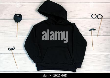 Schwarzes Sweatshirt mit Kapuze, Mockup-weihnachtsvorlage. Stockfoto