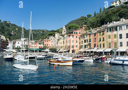 13 september 2020 Portofino, Genua, Italien: Panorama von Portofino, einem kleinen italienischen Fischerdorf, Provinz Genua, Italien. Ein Urlaubsort mit einem pi Stockfoto