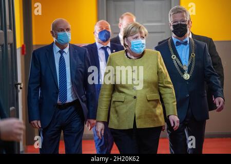 Greifswald, Deutschland. Oktober 2021. Bundeskanzlerin Angela Merkel (CDU, M), Egbert Liskow (CDU, l-r) Bürgerschaftspräsident und Stefan Fassbinder (Bündnis 90/die Grünen), Oberbürgermeister, nehmen am Stadtempfang der Hansestadt Greifswald Teil. Beim Stadtempfang würdigt Greifswald ehrenamtliches Engagement und herausragende Leistungen. Quelle: Stefan Sauer/dpa/Alamy Live News Stockfoto