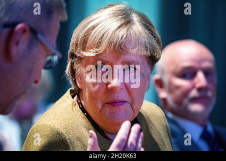 Greifswald, Deutschland. Oktober 2021. Bundeskanzlerin Angela Merkel (CDU) und Stefan Fassbinder (Bündnis 90/die Grünen), Oberbürgermeister, sprechen beim Stadtempfang der Hansestadt Greifswald. Beim Stadtempfang würdigt Greifswald ehrenamtliches Engagement und herausragende Leistungen. Quelle: Stefan Sauer/dpa/Alamy Live News Stockfoto