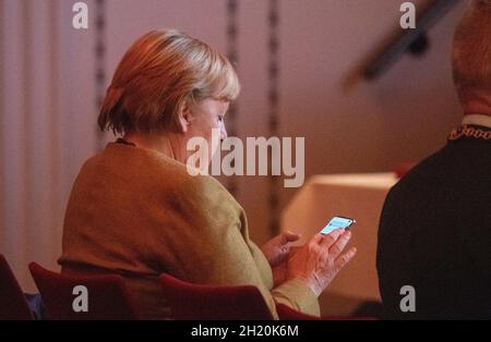 Greifswald, Deutschland. Oktober 2021. Bundeskanzlerin Angela Merkel (CDU) besucht den Stadtempfang der Hansestadt Greifswald. Beim Stadtempfang würdigt Greifswald ehrenamtliches Engagement und herausragende Leistungen. Quelle: Stefan Sauer/dpa/Alamy Live News Stockfoto