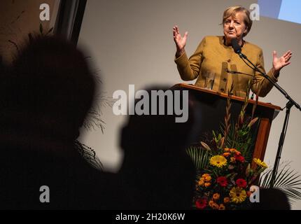 Greifswald, Deutschland. Oktober 2021. Bundeskanzlerin Angela Merkel (CDU) spricht beim Stadtempfang der Hansestadt Greifswald. Beim Stadtempfang würdigt Greifswald ehrenamtliches Engagement und herausragende Leistungen. Quelle: Stefan Sauer/dpa/Alamy Live News Stockfoto