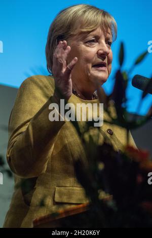 Greifswald, Deutschland. Oktober 2021. Bundeskanzlerin Angela Merkel (CDU) spricht beim Stadtempfang der Hansestadt Greifswald. Beim Stadtempfang würdigt Greifswald ehrenamtliches Engagement und herausragende Leistungen. Quelle: Stefan Sauer/dpa/Alamy Live News Stockfoto