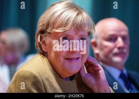 Greifswald, Deutschland. Oktober 2021. Bundeskanzlerin Angela Merkel (CDU) besucht den Stadtempfang der Hansestadt Greifswald. Beim Stadtempfang würdigt Greifswald ehrenamtliches Engagement und herausragende Leistungen. Quelle: Stefan Sauer/dpa/Alamy Live News Stockfoto