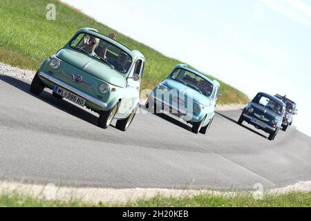 Jedes Jahr Anfang Juli treffen sich Liebhaber von Puch 500, Fiat 500 und Steyr-Fiat 500 in Vorchdorf (Oberösterreich) , um ihre alten Autos zu präsent Stockfoto