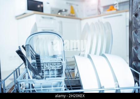 Teller Geschirr und Besteck im Geschirrspüler Stockfoto