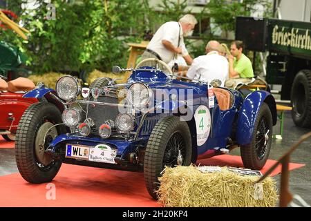 Oldtimer bei einer Ausstellung in Wels (Oberösterreich, Österreich) - die „Classic Austria“ ist eine große Ausstellung und Messe für Oldtimer in Wels Stockfoto