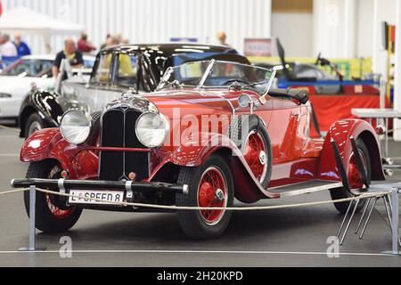 Oldtimer bei einer Ausstellung in Wels (Oberösterreich, Österreich) - die „Classic Austria“ ist eine große Ausstellung und Messe für Oldtimer in Wels Stockfoto