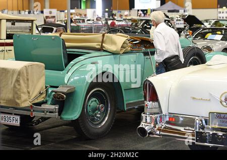 Oldtimer bei einer Ausstellung in Wels (Oberösterreich, Österreich) - die „Classic Austria“ ist eine große Ausstellung und Messe für Oldtimer in Wels Stockfoto