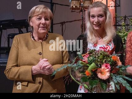 Greifswald, Deutschland. Oktober 2021. Bundeskanzlerin Angela Merkel (CDU, l) und Lindy Ave, Goldmedaillengewinnerin bei den Paralympics in Tokio, stehen am Stadtempfang der Hansestadt Greifswald. Der Olympiasieger der Paralympics unterzeichnete das Goldene Buch der Stadt. Beim Stadtempfang würdigt Greifswald ehrenamtliches Engagement und herausragende Leistungen. Quelle: Stefan Sauer/dpa/Alamy Live News Stockfoto