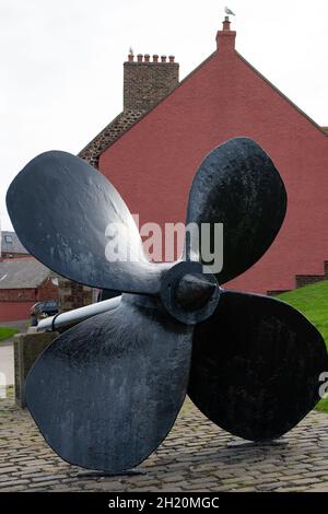 Schraubenpropeller zum Gedenken an den Marineingenieur von Robert Wilson im Victoria Harbour, Dunbar, East Lothian, Schottland, Großbritannien Stockfoto