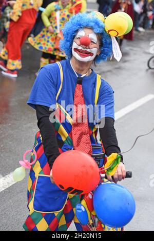 Fasching im Salzkammergut - hier wird noch richtig zünftig gefeiert - auf dem Bild ein Clown bei einem Faschingsumzug (Oberösterreich, Österreich) Car Stockfoto