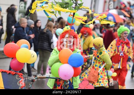 Fasching im Salzkammergut - hier wird noch richtig zünftig gefeiert - auf dem Bild ein Clown bei einem Faschingsumzug (Oberösterreich, Österreich) Car Stockfoto