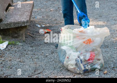 Italien, Lombardei, Freiwilliger engagiert in der Reinigung und Sammlung von verlassenen Abfällen Stockfoto