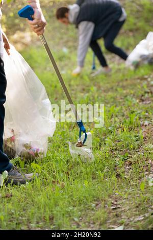 Italien, Lombardei, Freiwilliger engagiert in der Reinigung und Sammlung von verlassenen Abfällen Stockfoto