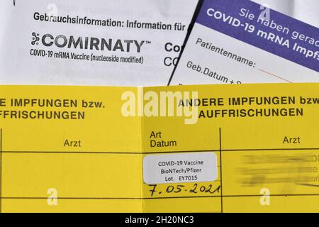 Impfpass und Bestätigung für Corona-Impfung mit Impfstoff von BioNTech Pfizer in Österreich - Impfpass und Bestätigung für Corona-Impfung Stockfoto