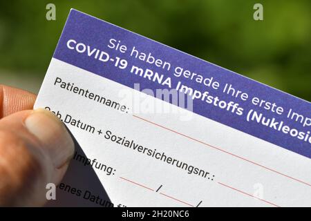 Impfpass und Bestätigung für Corona-Impfung mit Impfstoff von BioNTech Pfizer in Österreich - Impfpass und Bestätigung für Corona-Impfung Stockfoto