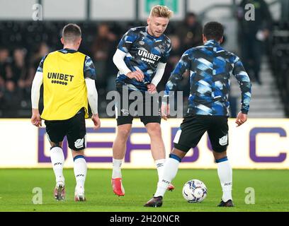 Kamil Jozwiak (Mitte) von Derby County erwärmt sich vor dem Start vor dem Sky Bet Championship-Spiel im Pride Park, Derby. Bilddatum: Dienstag, 19. Oktober 2021. Stockfoto