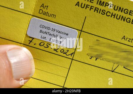 Impfpass und Bestätigung für Corona-Impfung mit Impfstoff von BioNTech Pfizer in Österreich - Impfpass und Bestätigung für Corona-Impfung Stockfoto