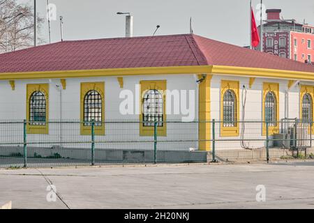 Weiß-gelbe Farbe Gebäude und Haus für Management-Gebäude in istanbul für Fußgängerbus verwaltet Zentrum hinter den grünen Zäunen. Stockfoto